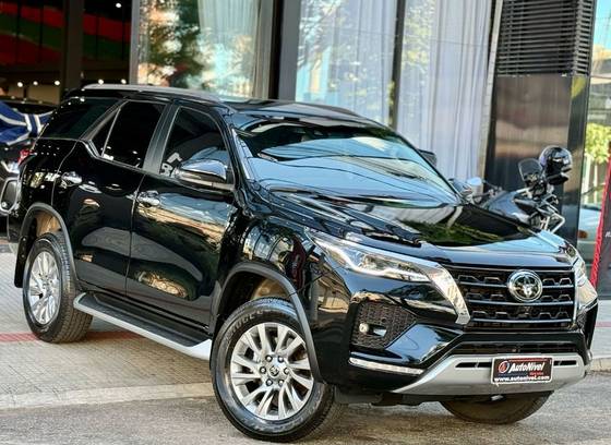 TOYOTA HILUX 2.8 D-4D TURBO DIESEL CD SRX 4X4 AUTOMÁTICO